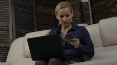 Kadın ödeme elektronik sipariş laptop, kredi kartı kullanarak. On-line alışveriş. 4k