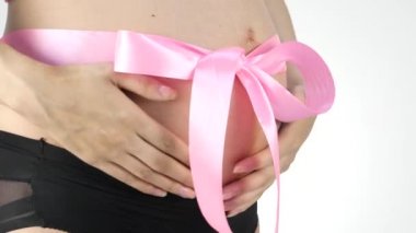 Eller kucaklama bir karın hamile kadının mans. 4k