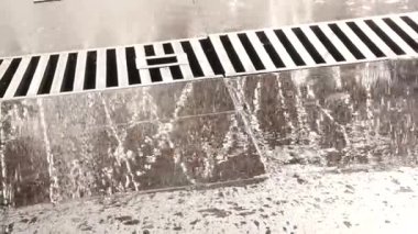 Evler Çeşme pürüzsüz bir yüzey üzerinde yansımasıdır. Büyük şehrin güzel doğası. ağır çekim