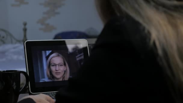 Γυναίκα τηλεδιάσκεψης με προσωπικό εκπαιδευτή σε φορητό υπολογιστή στο σπίτι. Εξ αποστάσεως εκπαίδευση έννοια. on-line εκπαίδευση στο σπίτι. 4k — Αρχείο Βίντεο