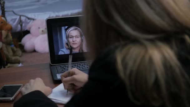 Mujer videoconferencia con tutor en el ordenador portátil en casa. Concepto de educación a distancia. educación en línea en el hogar. cámara lenta — Vídeo de stock