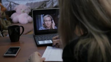 Kadın öğretmen evde laptop ile video konferans. Uzaktan eğitim kavramı. on-line eğitim evde. ağır çekim