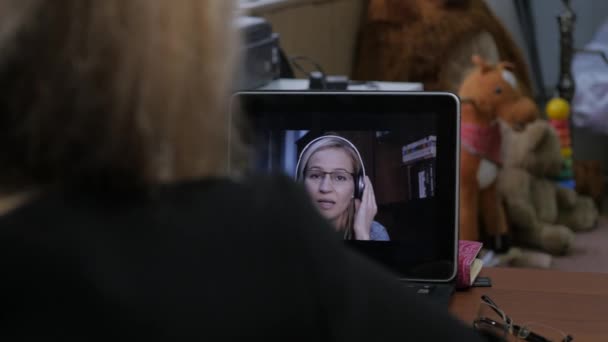 Femme visioconférence avec tuteur sur ordinateur portable à la maison. Concept d'enseignement à distance. éducation en ligne à la maison. 4K 