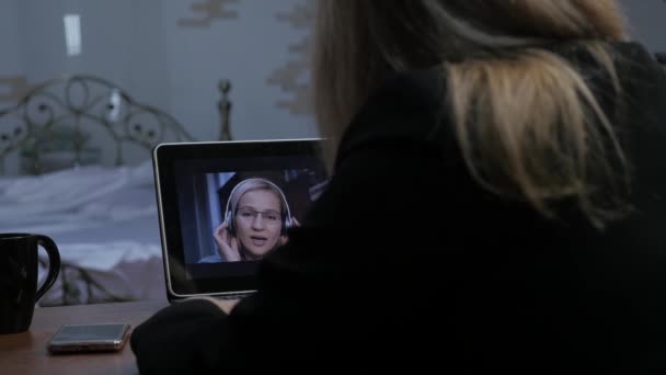 Video-conferencing met tutor. Jonge vrouw met online opleiding thuis. Onderwijs op afstand. 4k — Stockvideo