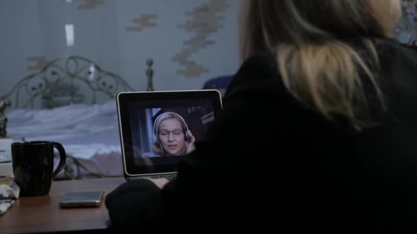 Video-conferencing met tutor. Jonge vrouw met online opleiding thuis. Onderwijs op afstand. Slow motion — Stockvideo