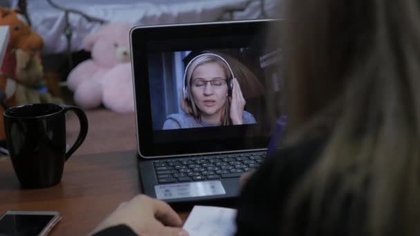 Video-conferencing met tutor. Jonge vrouw met online opleiding thuis. Onderwijs op afstand. 4k — Stockvideo