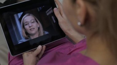 öğretmen ile video konferans. Online eğitim evde olan genç bir kadın. Uzaktan Eğitim. ağır çekim