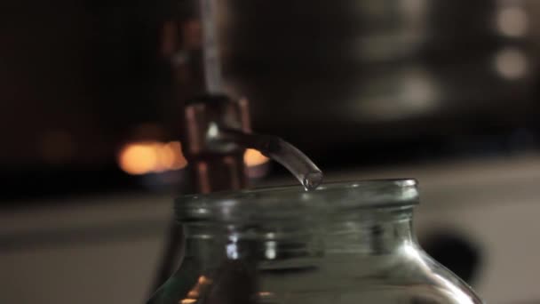 Apparecchiature di distillazione dell'alcol, flusso di fluido di liquore nel barattolo di vetro — Video Stock