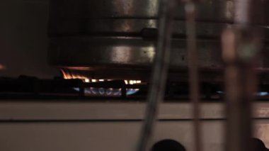 Ev üretim alkol alev yanıyor. Alkol damıtma donanımları, cam kavanoza hooch sıvı akış