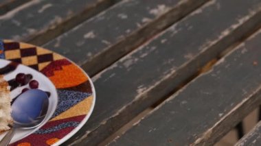 Kadın pasta cafe dilimden kesip. Kesme çatal ile çocuk oyuncağı. ağır çekim