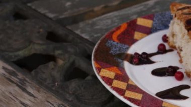 Kadın pasta cafe dilimden kesip. Kesme çatal ile çocuk oyuncağı. 4k