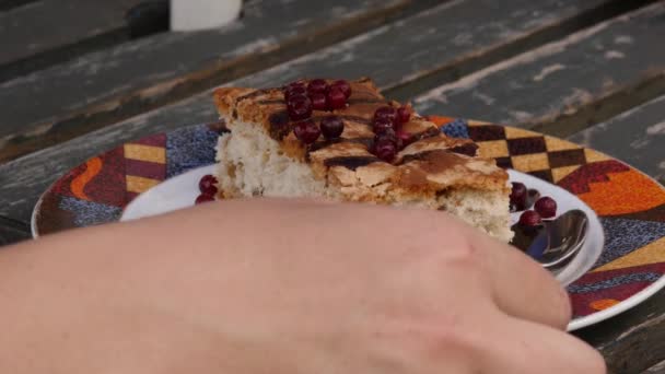 Женщина вырезала кусок пирога из кафе. Резать кусок торта вилкой. 4K — стоковое видео