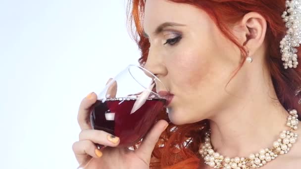 Ruiva linda noiva segurando vinho tinto. Conceito de casamento. câmara lenta — Vídeo de Stock