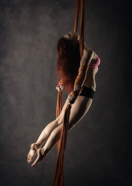 Όμορφη Σέξι Χορεύτρια Εναέρια Μετάξι Χαριτωμένη Σύσπαση Ακροβάτης Εκτελεί Ένα — Φωτογραφία Αρχείου