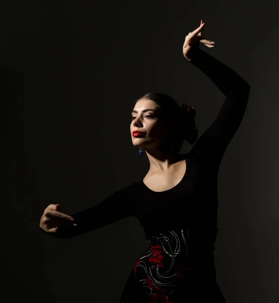 Bailarina flamenca sobre fondo oscuro. Bailarina flamenca — Foto de Stock