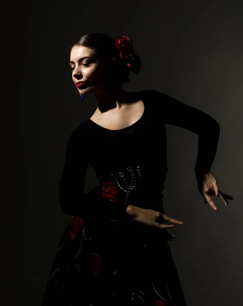 Bailarina flamenca sobre fondo oscuro. Bailarina flamenca — Foto de Stock