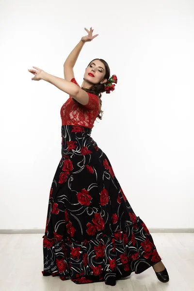 Bailarina flamenca española sobre fondo claro . — Foto de Stock