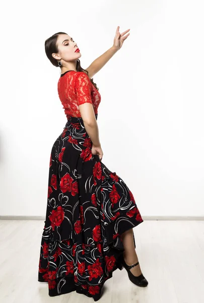 Hiszpański dziewczyna tancerz flamenco na jasnym tle. — Zdjęcie stockowe