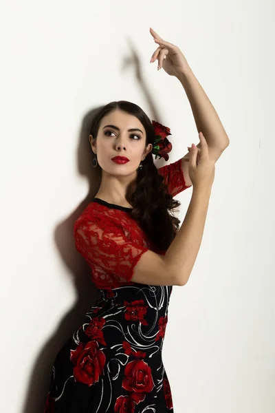 Espanhol menina flamenco dançarina em um fundo leve . — Fotografia de Stock