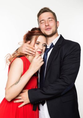 Neşeli hamile gelin ve damat birlikte beyaz bir arka plan üzerinde duran