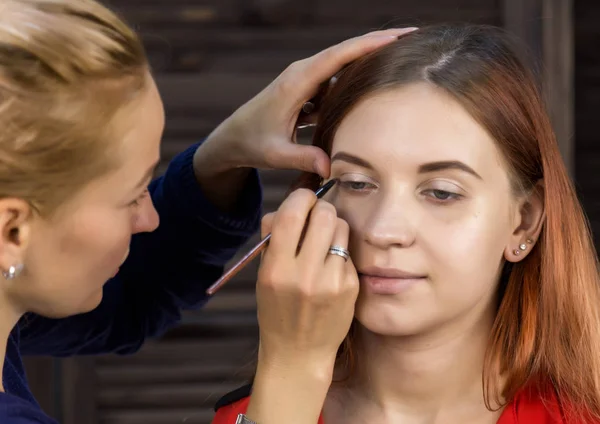 Wizażystka, przygotowanie młodych piękna kobieta. szczegół eyeliner — Zdjęcie stockowe