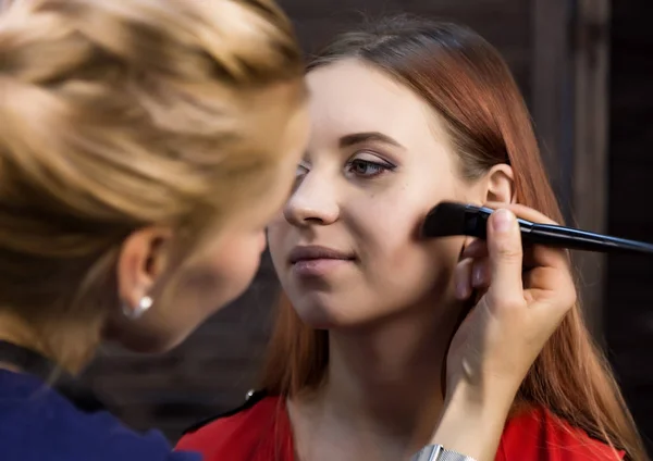 Wizażystka, przygotowanie młodych piękna kobieta. szczegół eyeliner — Zdjęcie stockowe