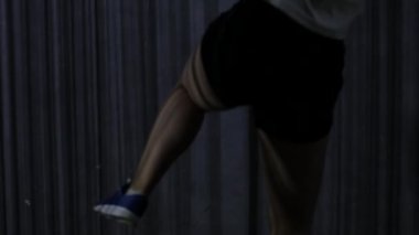 Genç kadın twerk dans. bir gövde üzerinde çizgili gölgeler. 4k