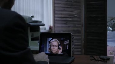 İş ortağı, çevrimiçi Müşteri Danışma dizüstü bilgisayar kullanarak video arama iş adamı. ağır çekim