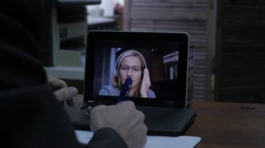 İş ortağı, çevrimiçi Müşteri Danışma dizüstü bilgisayar kullanarak video arama iş adamı. 4k