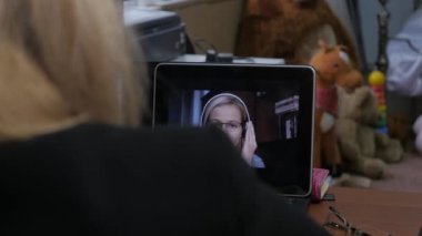 İş ortağı, çevrimiçi Müşteri Danışma dizüstü bilgisayar kullanarak video arama iş kadını. evde Office. 4k