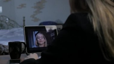 İş ortağı, çevrimiçi Müşteri Danışma dizüstü bilgisayar kullanarak video arama iş kadını. evde Office. ağır çekim