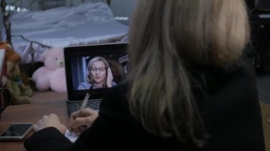 İş ortağı, çevrimiçi Müşteri Danışma dizüstü bilgisayar kullanarak video arama iş kadını. evde Office. ağır çekim