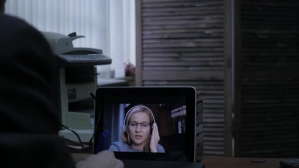 Femme visioconférence avec tuteur sur ordinateur portable à la maison. Concept d'enseignement à distance. éducation en ligne à la maison. 4K — Video