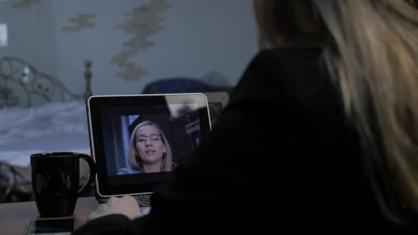 Mujer de negocios haciendo videollamada a un socio de negocios usando laptop, consulta de cliente en línea. oficina en casa. cámara lenta — Vídeo de stock