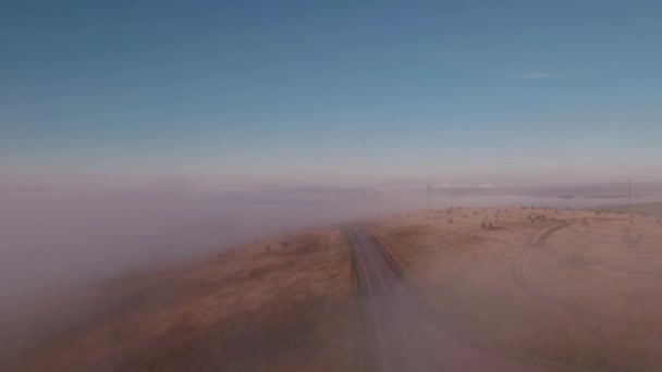 Voando sobre a estrada enevoada no outono rural. 4K — Vídeo de Stock