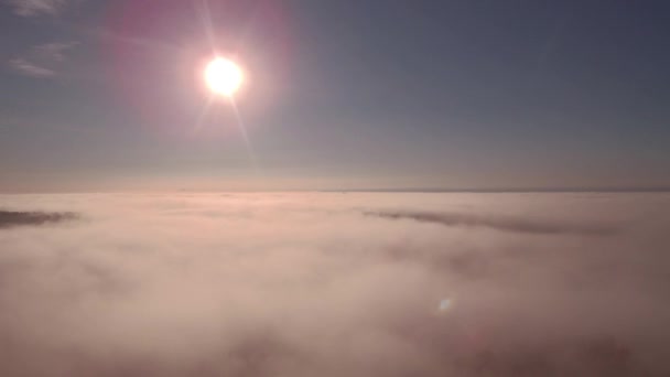 Вид з повітря на осінній туманний пейзаж на сході сонця. Туман вкриває пагорби на світанку. 4-кілометровий — стокове відео