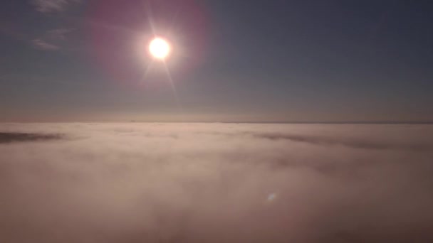 Вид с воздуха на осенний туманный пейзаж на восходе солнца. Туман покрывает холмы под утренним солнцем. 4K — стоковое видео