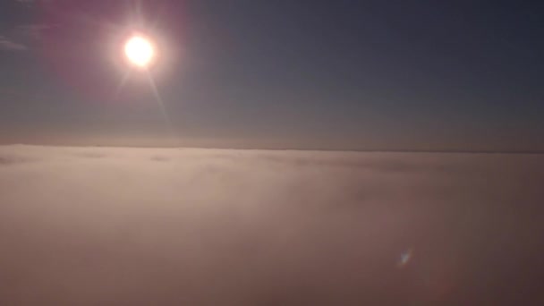 Vista aérea da paisagem nebulosa outono ao nascer do sol. O nevoeiro cobre as colinas ao sol da manhã. 4K — Vídeo de Stock