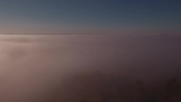 Vista aérea del paisaje brumoso otoñal al amanecer. La niebla cubre las colinas bajo el sol de la mañana. 4K — Vídeo de stock