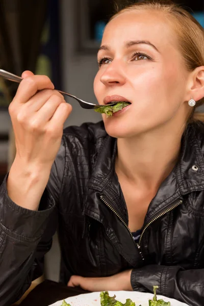 Empresaria comiendo ensalada en un café al aire libre. Estilo de vida saludable: niña comiendo comida sabrosa verde —  Fotos de Stock