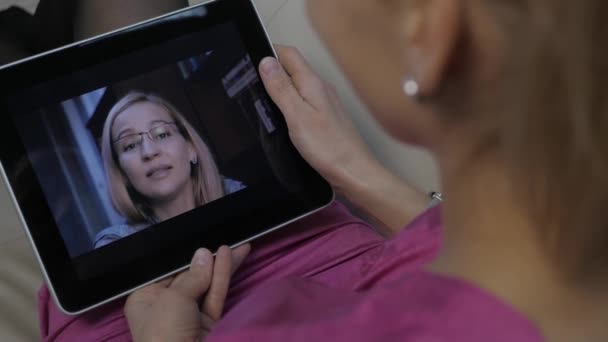 Videoconferencia con tutor. Mujer joven que tiene educación en línea en casa. Educación a distancia. cámara lenta — Vídeos de Stock