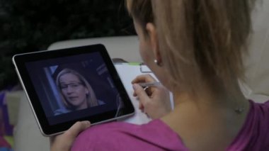 öğretmen ile video konferans. Online eğitim evde olan genç bir kadın. Uzaktan Eğitim. ağır çekim
