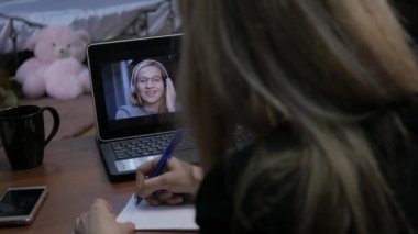 öğretmen ile video konferans. Online eğitim evde olan genç bir kadın. Uzaktan Eğitim. 4k