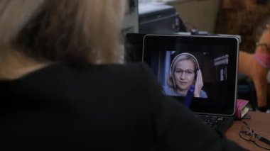 öğretmen ile video konferans. Online eğitim evde olan genç bir kadın. Uzaktan Eğitim. 4k