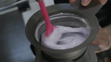 saç boya hazırlama, renk ustası bir fırça ile Güzellik Salonu konsept kıpırdanırken. 4k