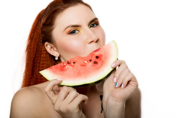 Mooi naakt roodharige vrouw eten een stukje watermeloen. begrip van gezond eten — Stockfoto