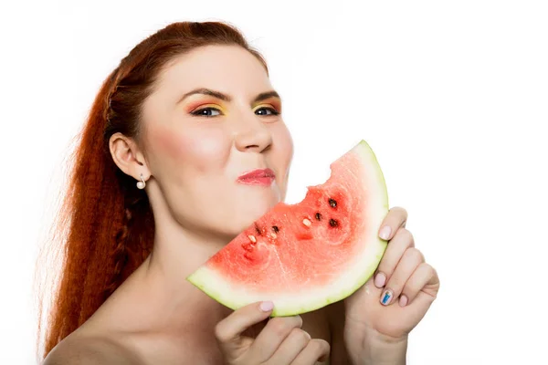 Mooi naakt roodharige vrouw eten een stukje watermeloen. begrip van gezond eten — Stockfoto