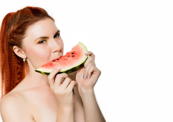 Mooi naakt roodharige vrouw eten een stukje watermeloen. begrip van gezond eten — Stockfoto