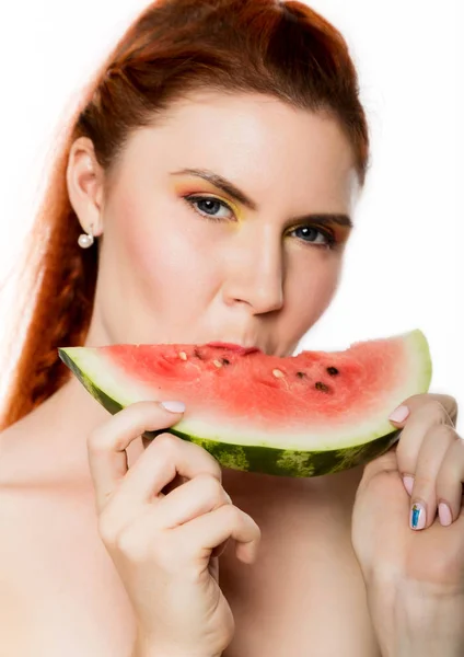 Hermosa pelirroja desnuda comiendo una rebanada de sandía. concepto de alimentación saludable — Foto de Stock