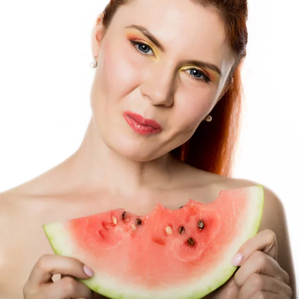 Mooi naakt roodharige vrouw eten een stukje watermeloen. begrip van gezond eten — Stockfoto